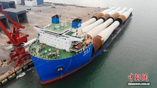 12月13日，半潜船“祥泰口”轮满载8根海上风电单桩从广西钦州港驶往英国。莫卫华 摄