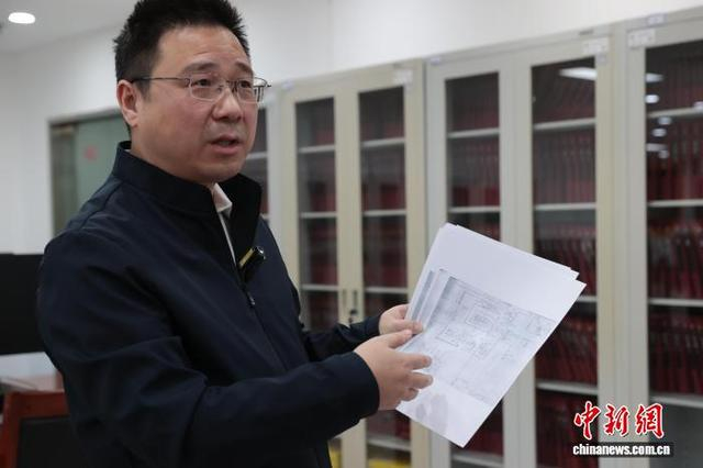 中央档案馆国家档案局档案资料保管部二级巡视员周振凡接受中新社记者专访。中新社记者 杨郁然 摄