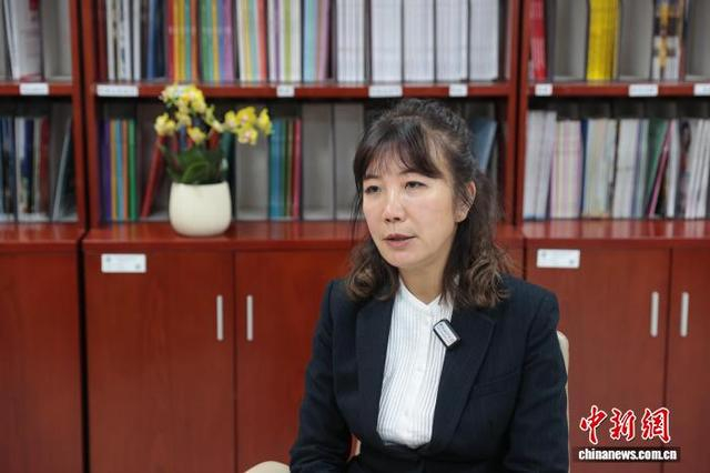 中央档案馆国家档案局交流合作司司长赵丛接受中新社记者专访。中新社记者 杨郁然 摄