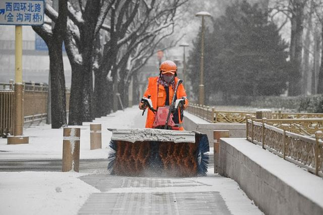 2.7万专业作业人员备勤，“一雪一方案”有针对性应对扫雪铲冰 北京日报记者刘平摄