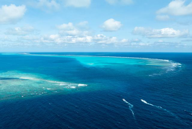 2025年11月24日，中国海警驾驶执法艇在黄岩岛领海进行巡逻执法。 新华社记者 贝赫摄