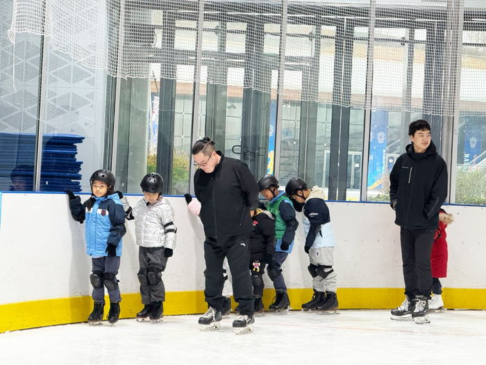 教练们带初学者滑行