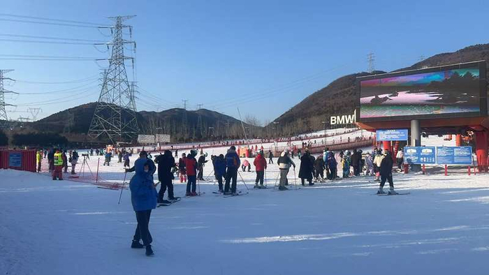 12月13日，北京初雪后首个周末，军都山滑雪场的雪友们。军都山滑雪场供图