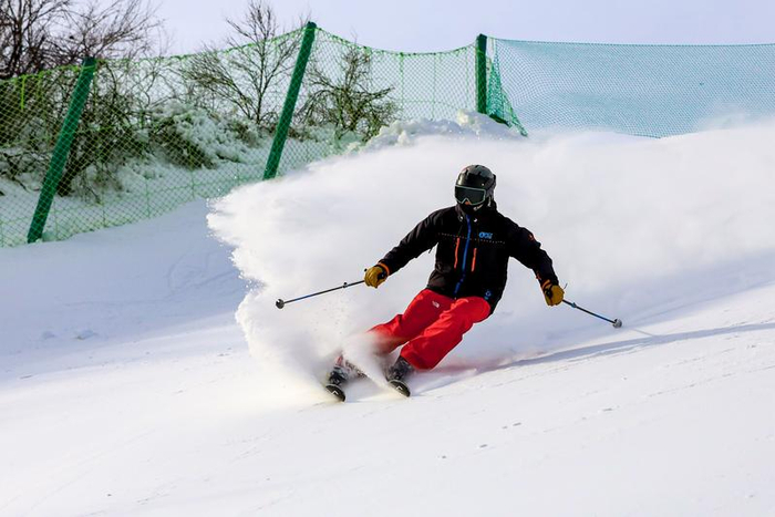 密云南山滑雪场，雪友体验雪后的雪道。南山滑雪场供图