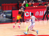 刘泽希持球发动快速反击，庞峥麟接球回传晃开防守，助前者上篮取分