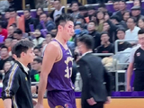 北控男篮新队长邹雨宸CBA新赛季首战血染赛场，他说当队长是责任！