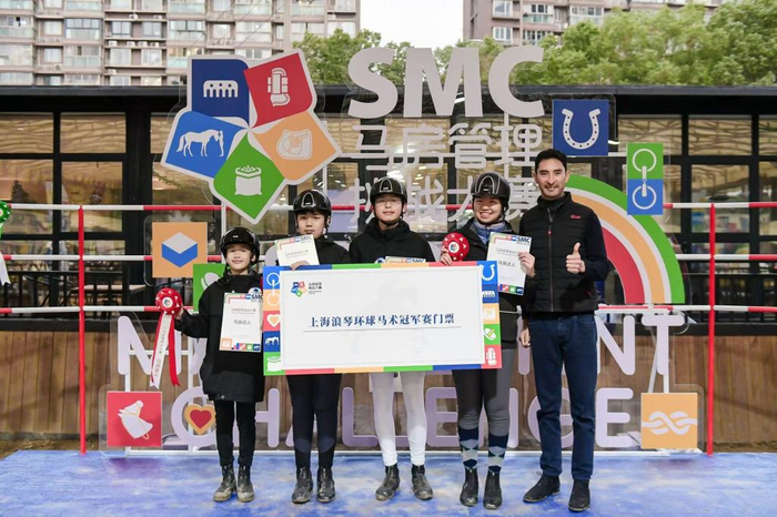 著名选手华天（右一）和优胜队伍一同合影留念。