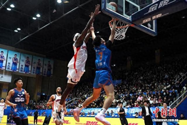 比赛现场双方对抗十分激烈。记者 吕杨摄