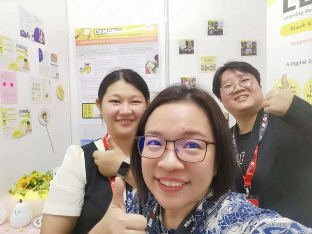 刘慧敏(中)在 2024 年槟城 Innozilla 博览会“柠檬”系统展台。受访者供图