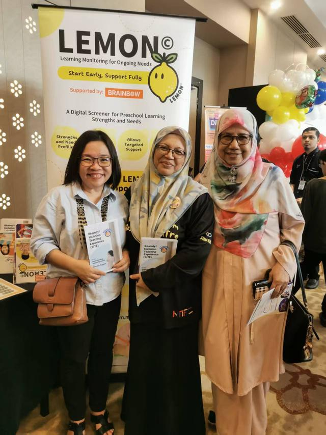 刘慧敏(左一)于 2024 年在马来西亚参加全国自闭症与读写障碍高峰论坛中的专题展览。受访者供图