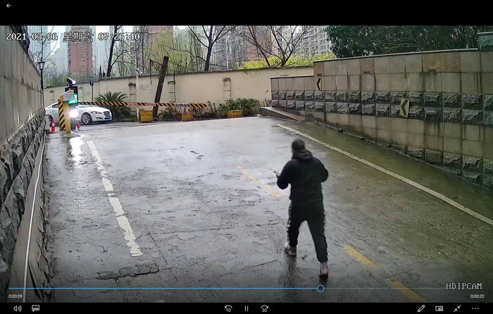 干先生提供的监控视频里，一男子于2021年3月6日7时26分走出地下车库，经干先生辨认，该男子为女婿张某。受访者供图