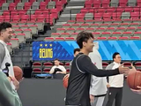 赵睿赛前与新疆前队友打招呼，北京男篮迎战新疆男篮