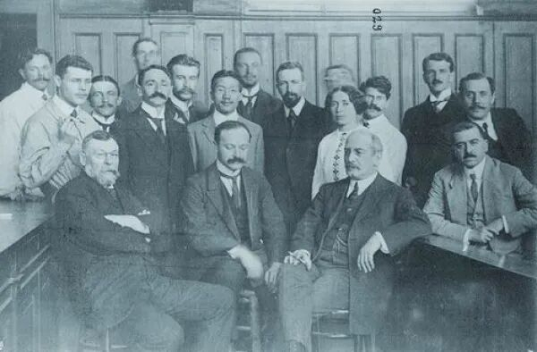 赵承嘏（第二排左三）离开瑞士日内瓦大学时合影。图片来源：《中国科学报》