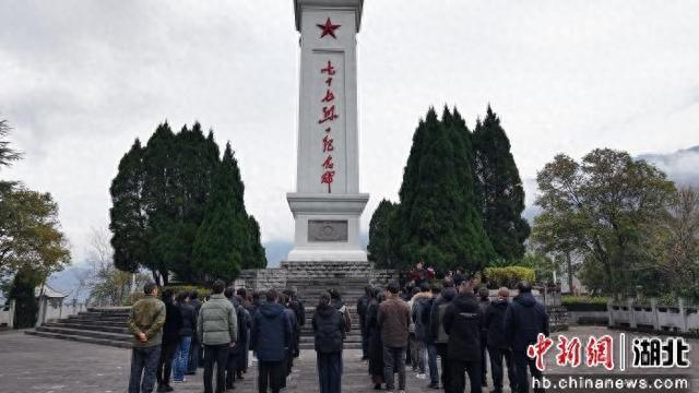 上午10时许,长阳烈士陵园内松柏苍翠,七十七烈士纪念碑巍然矗立,防空
