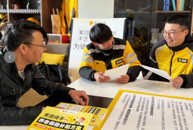 12月12日，上海宝山。在一处骑手之家，骑手与美团工作人员交流社保补贴问题。受访者供图