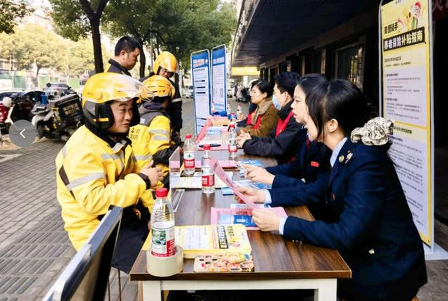 12月10日，湖南湘潭，骑手向湘潭市人力社会保障局工作人员咨询社保补贴相关事宜。受访者供图