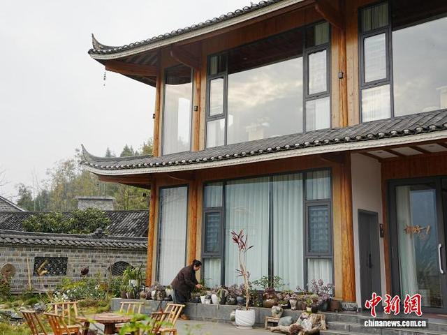 12月11日，贵州省铜仁市江口县云舍村村民陈双梅在打理院子。中新社记者 周燕玲 摄