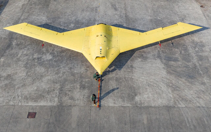 牵引出机库后,工作人员准备卸下牵引杆