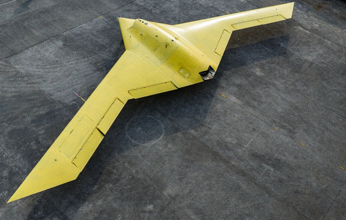 被牵引至指定位置的彩虹-7无人机