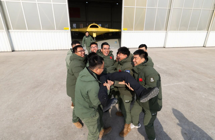 工作人员庆祝彩虹-7无人机首飞成功