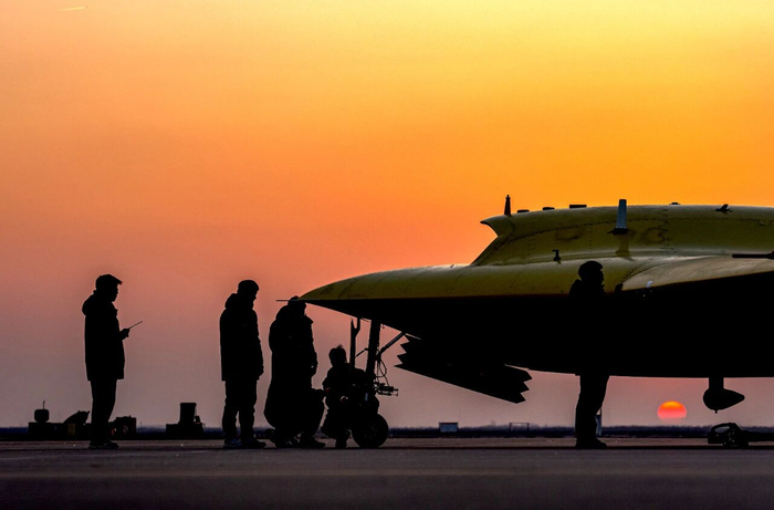 工作人员对彩虹-7高空高速隐身无人机进行测试