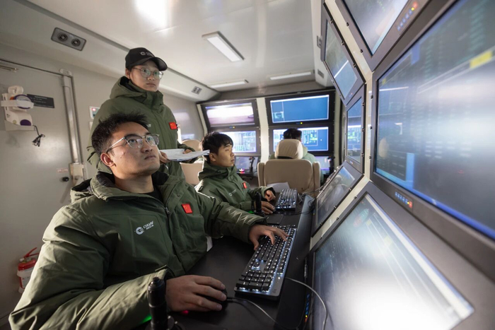 地面工作站工作人员操作无人机