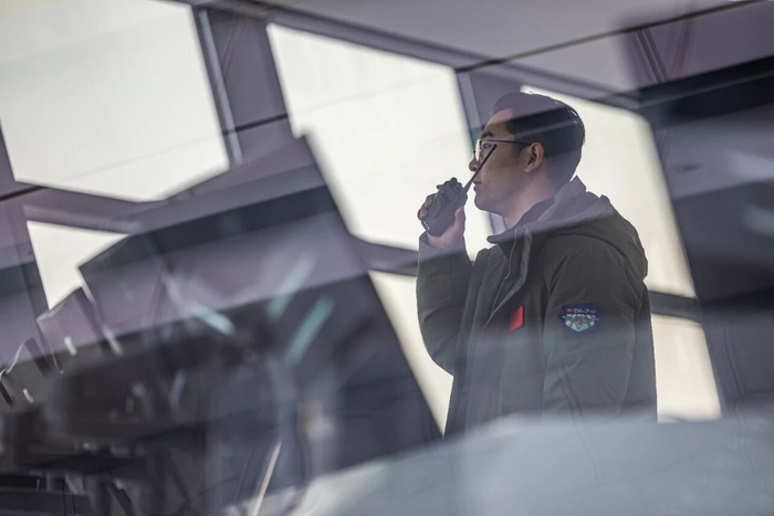 工作人员在指挥塔指挥