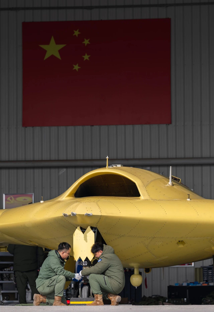 工作人员做飞行前的安全检查