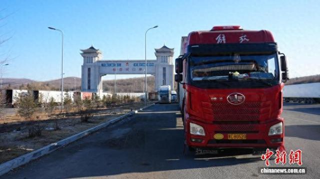 绥芬河出入境边防检查站年度验放出入境货车总量突破12万辆次。 柴清全 摄