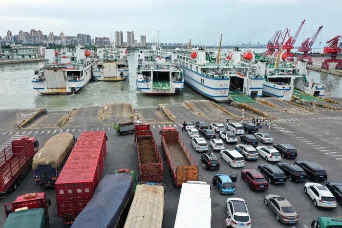 在海南省海口市秀英港，客滚船在装卸乘客、车辆（无人机照片）。新华社记者 郭程 摄