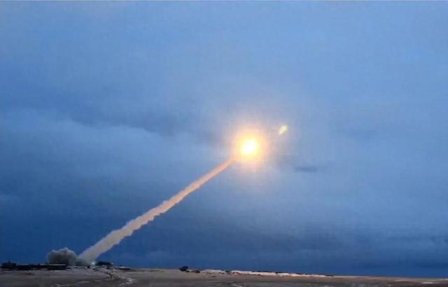 资料图：俄罗斯对“海燕”核动力巡航导弹进行飞行测试（来源：澎湃新闻）