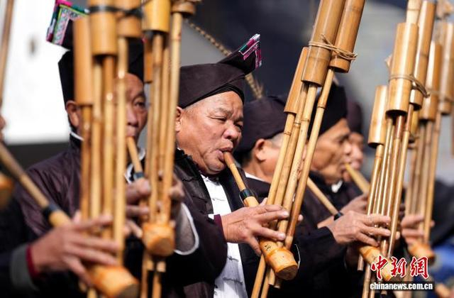 图为民众在吹芦笙。吴练勋 摄