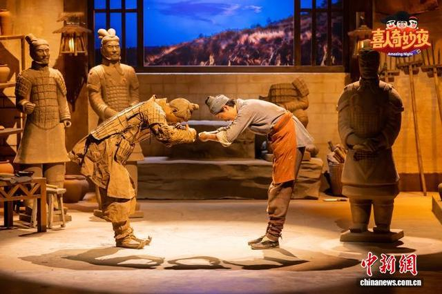 图为“小放光明”在舞台上。供图