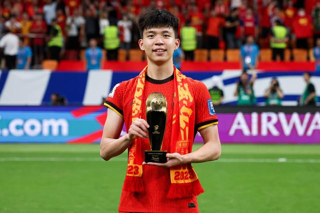 1年踢47场!19岁王钰栋成中国足坛出勤王,目标带国足进世界杯!|中超|中国足坛|国足