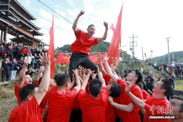 图为抢花炮现场。龚普康 摄