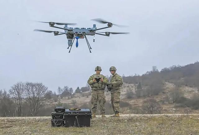 资料图：美军训练用无人机投掷小型炸弹（来源：环球时报）