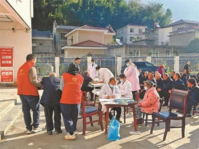 平利县八仙镇义诊服务队在敬老院开展义诊（资料照片）。 受访者供图