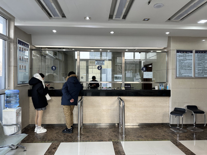 12月11日，东城交通支队非机动车登记站，市民在现场办理登记手续。新京报记者 裴剑飞 摄