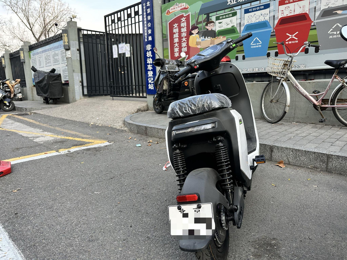 12月11日，东城交通支队非机动车登记站外，一辆上好牌照的旧国标电动自行车。新京报记者 裴剑飞 摄