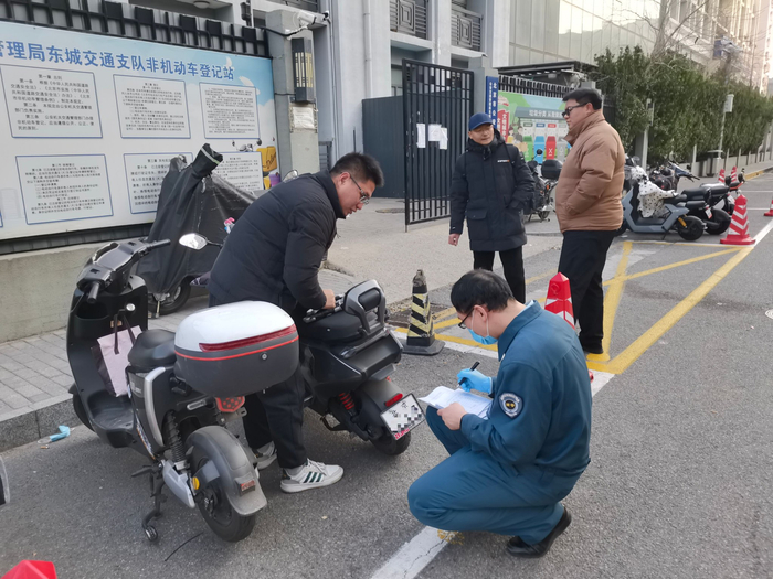 12月11日，东城交通支队非机动车登记站，工作人员正在查验待过户的车辆信息。新京报记者 裴剑飞&nbsp; 摄