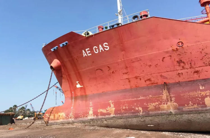 船只墓地没船了，全球最大拆船中心走向消亡背后：近一半商船船龄超15年仍“超长待机”