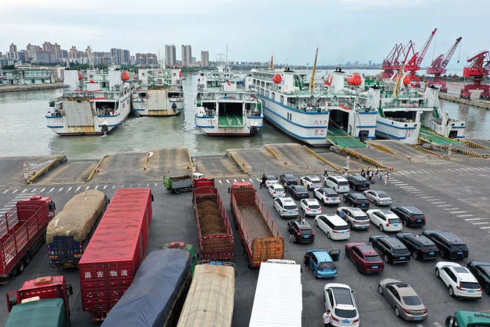 在海南省海口市秀英港，客滚船在装卸乘客、车辆（无人机照片）。新华社记者 郭程 摄