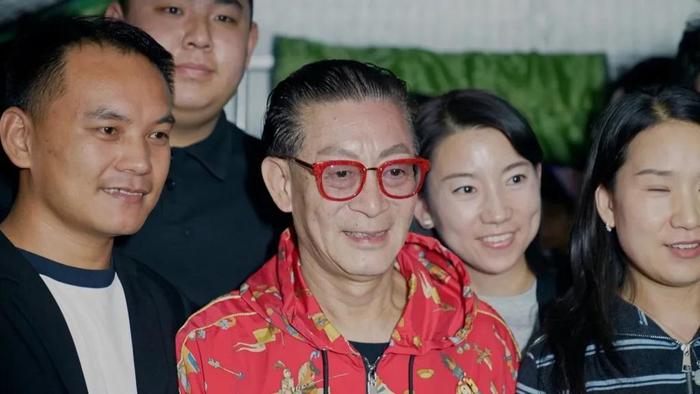 大圣文化艺术周豫剧舞台后台，六小龄童与演员、乐队合影。