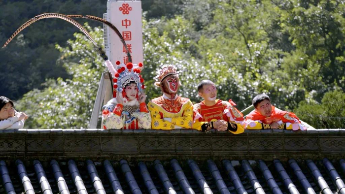 在河南济源举办的首届中国猴山猴王争霸赛决赛上，参赛选手观看比赛。