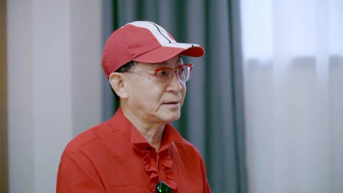 六小龄童接受采访。