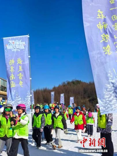 神农架国际滑雪场迎来滑雪研学团队。税浪 摄