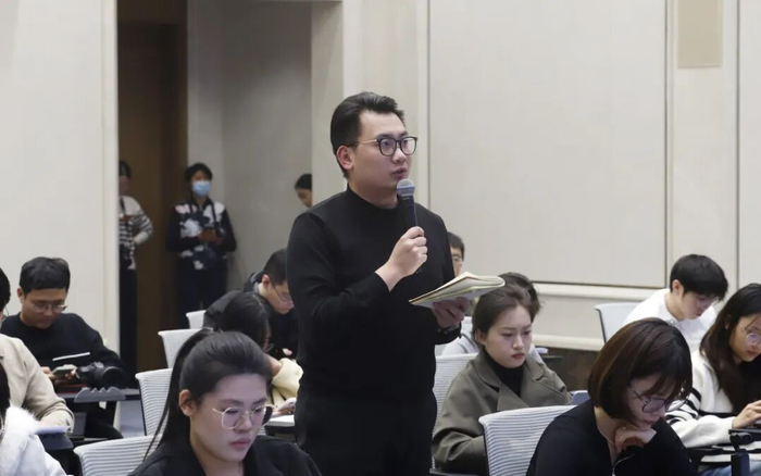 海报新闻记者：