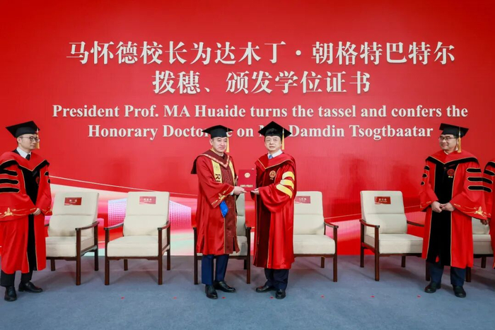 达木丁·朝格特巴特尔获授名誉博士学位