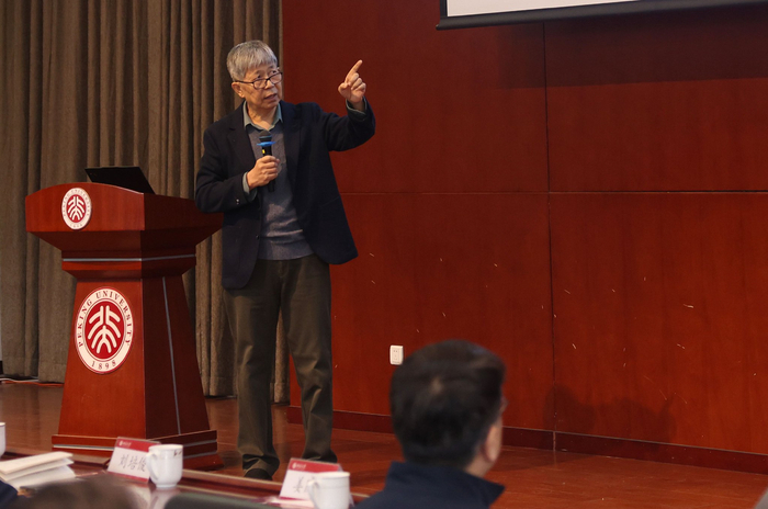 北京大学语言学实验室主任、中文系教授孔江平在现场进行分享。新京报记者 李木易 摄
