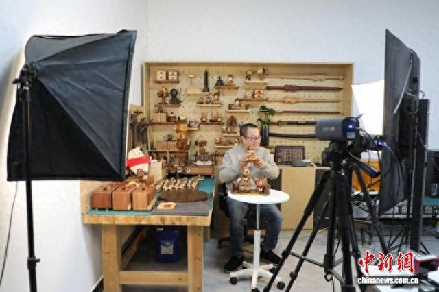 吴绪胜通过直播售卖木质工艺品。蓝山县委宣传部供图